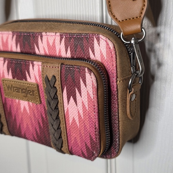 NWOT Wrangler Southwestern Pink Navajo Print Crossbody Purse Wallet Compartmen - Picture 5 of 9